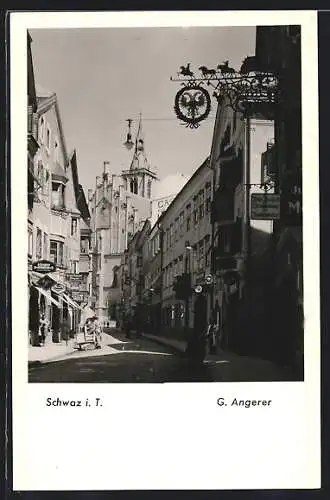 AK Schwaz i. T., Weinhandlung und Branntweinbrennerei Viktor Marchiodi mit Blick zur Kirche