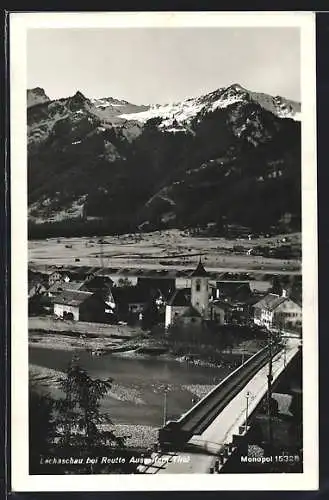 AK Lechaschau bei Reutte, Ortsansicht am Fluss gegen die Berge
