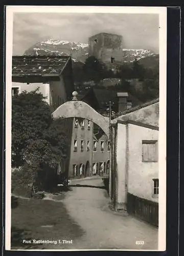 AK Rattenberg, Strassenpartie mit Blick zur Burgruine