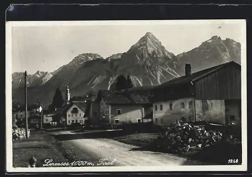 AK Lermoos /Tirol, Strassenpartie mit Blick in die Berge