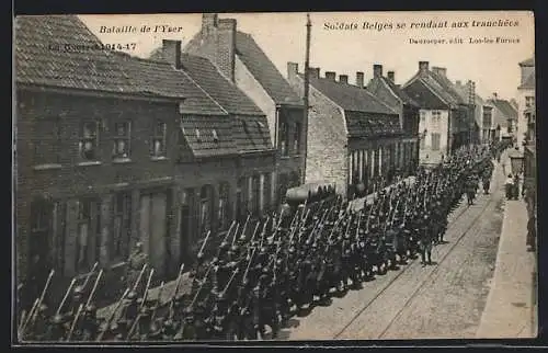 AK Loo-les-Furnes, Soldats Belges se rendant aux tranchées, La Guerre 1914-17