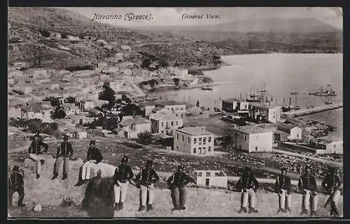 AK Navarino, General View, Uniformierte Soldaten auf einer Mauer