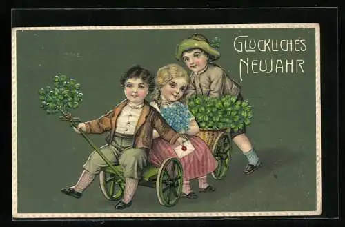 AK Kleine Kinder mit einem Holzwagen voller Klee