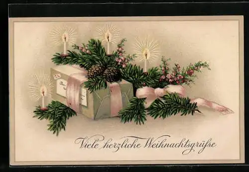 AK Geschenk an Weihnachten geschmückt mit Tannenzweigen und brennenden Kerzen