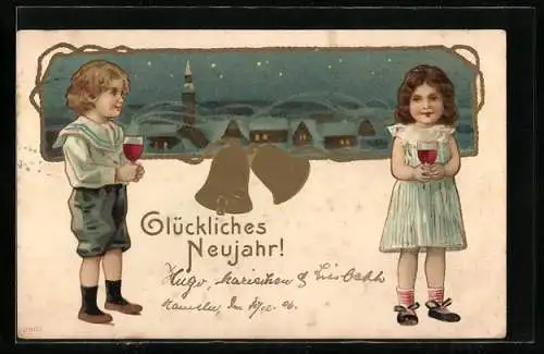 Präge-AK Kinder zu Neujahr mit Weinglas in der Hand nebst Glocken und verschneiter Stadt