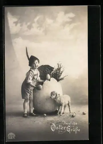AK Kleiner Junge mit Ostereiern und Lamm nebst zerbrochenem Ei, Ostern