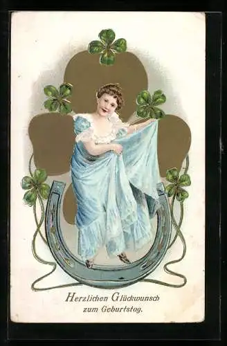 Präge-AK Junge Frau vor grossem Kleeblatt auf einem Hufeisen