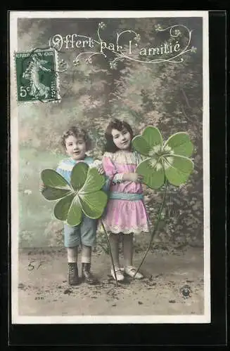 AK Kinder mit riesigem Kleeblatt