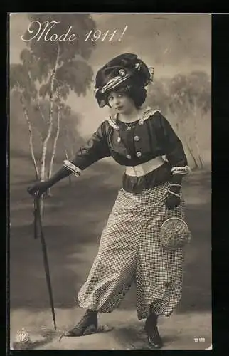 AK Mode 1911, Frau in Hosen mit Spazierstock und Hut