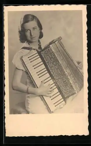 AK Trossingen, Junge Frau spielt Akkordeon