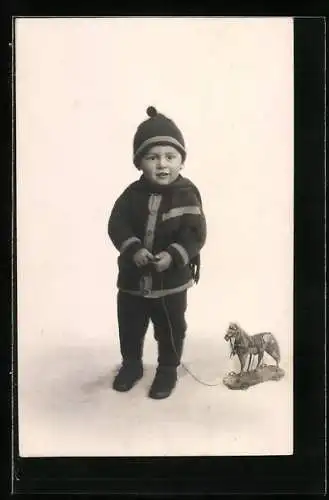 AK Kleiner Junge mit seinem Spielzeugpferd