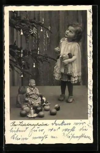 AK Kleines Mädchen mit Teddy am Tannenbaum