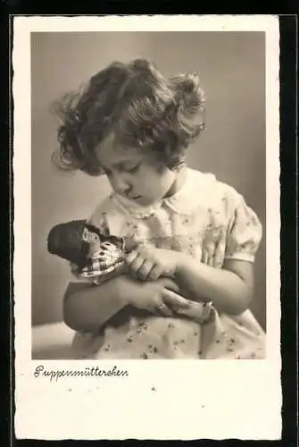 AK Kleines Mädchen im Kleid mit Puppe