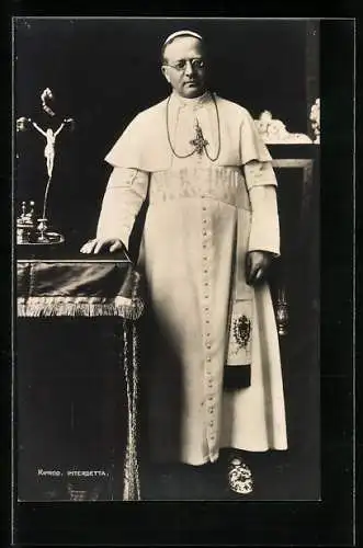 AK Papst Pius XI. steht an seinem Schreibtisch