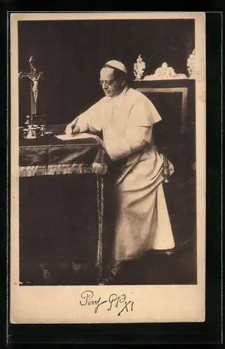 AK Papst Pius XI. sitzt am Schreibtisch