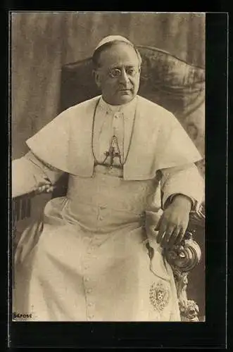 AK Papst Pius XI. in weisser Robe auf einem Stuhl posierend