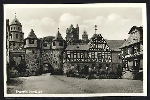 AK Braunfels, Marktplatz mit Geschäft und Tor