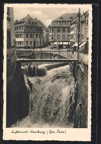 AK Saarburg, Ortspartie mit Brücke, Flusspartie