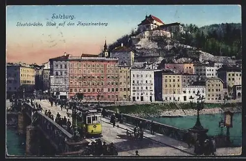 AK Salzburg, Strassenbahn auf der Staatsbrücke, Blick auf den Kapuzinerberg