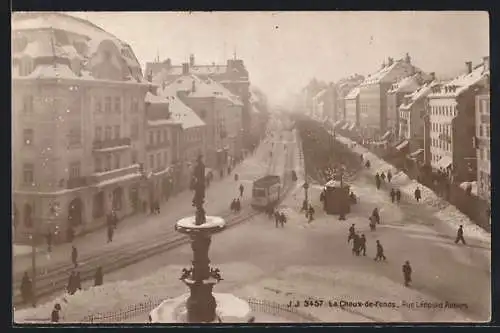 AK La Chaux-de-Fonds, Rue Léopold Robert, Strassenpartie mit Strassenbahn im Schnee