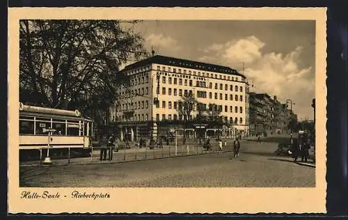 AK Halle / Saale, Riebeckplatz mit Hotel Goldene Kugel, Strassenbahn
