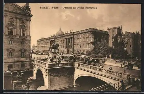 AK Berlin, Schloss mit Denkmal des grossen Kurfürsten, Strassenbahn