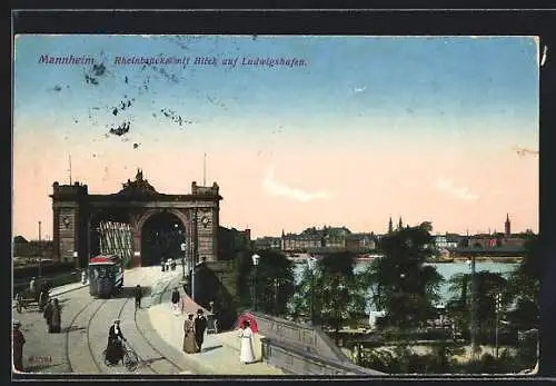 AK Mannheim, Rheinbrücke mit Strassenbahn und Blick auf Ludwigshafen