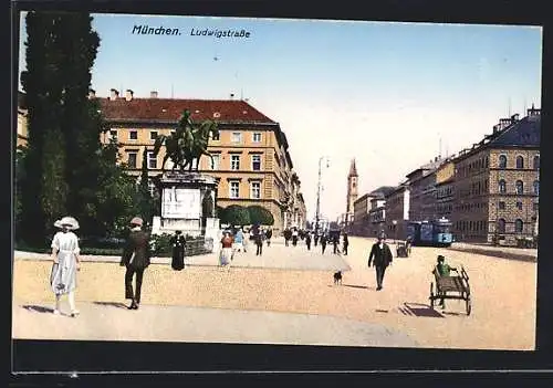 AK München, Ludwigstrasse mit Denkmal und Strassenbahn