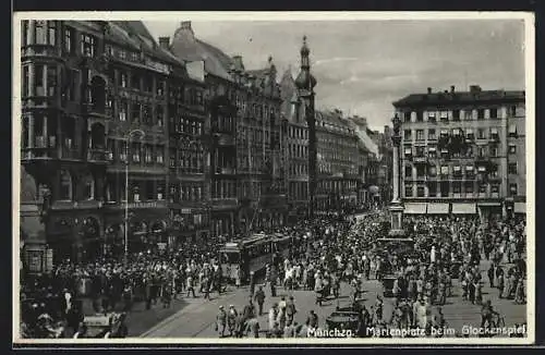 AK München, Marienplatz mit Strassenbahn beim Glockenspiel