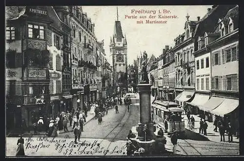 AK Freiburg i. Br., Kaiserstrasse mit Apotheke, Martinstor und Strassenbahn