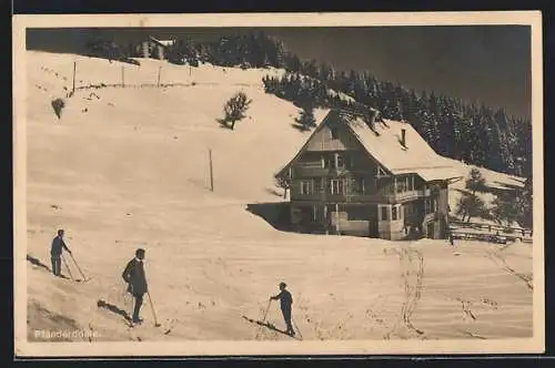 AK Bregenz, Gasthaus Pfänder-Dohle mit Skifahrern