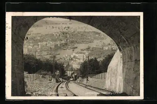 AK Bergen, Bergbahn mit Stadtblick