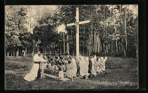 AK Missionar mit Kindern an einem heiligen Kreuz