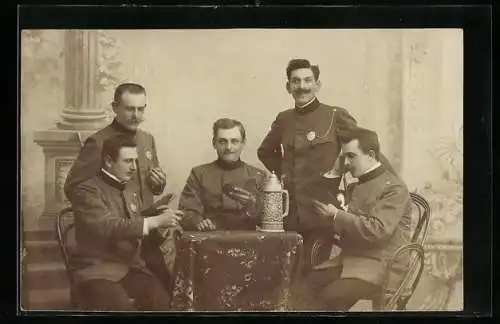 Foto-AK Männer beim Kartenspiel
