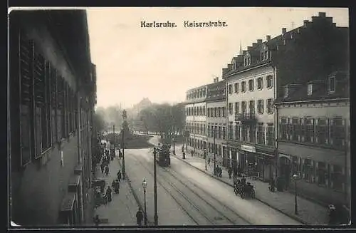 AK Karlsruhe, Blick in die Kaiserstrasse mit Strassenbahn