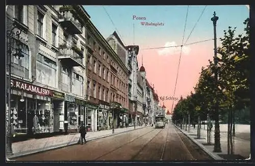 AK Posen-Poznan, Wilhelmplatz mit Strassenbahn der Linie 2, Schloss, Geschäfte, Mann kehrt die Strasse