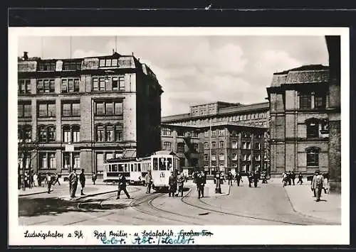 AK Ludwigshafen a. Rh., I. G. Farbenindustrie, Grosses Tor mit Strassenbahn