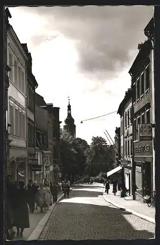 AK Hof an der Saale, Das Dresdner Hutlager mit Blick zur Lorenzkirche