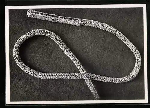 Foto-AK Deutscher Kunstverlag, Nr. 15: Hannover, Landesmuseum, Goldene Kette von Isenbüttel, 7. Jhd. n. Chr.