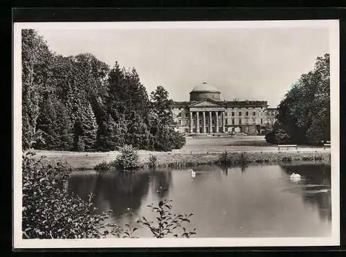 Foto-AK Deutscher Kunstverlag, Nr. W 11: Wilhelmshöhe, Mittelbau des Schlosses vom Garten aus