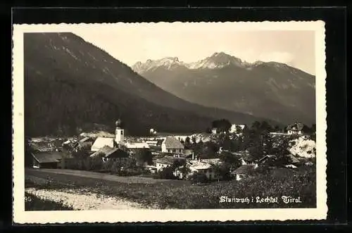 AK Stanzach i. Lechtal, Ortsansicht gegen die Berge