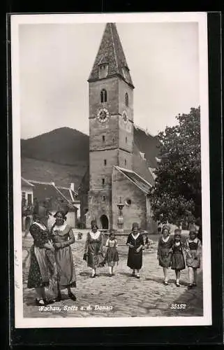 AK Spitz a. d. Donau, Mädchen in Tracht vor der Kirche