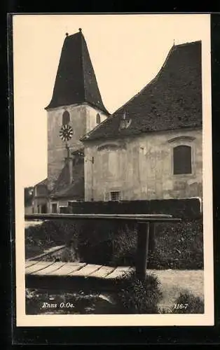 AK Enns /O.Oe., Partie an einem Bach, Blick zur Kirche