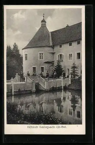 AK Gallspach /Ob.-Öst., Uferpartie am Schloss mit einer Gruppe von Männern