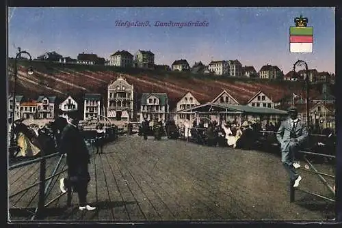 AK Helgoland, Landungsbrücke mit Besuchern - rechts oben das Wappen