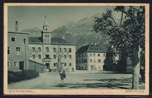 AK Bad Reichenhall, Passanten am Brunnen auf dem Marktplatz