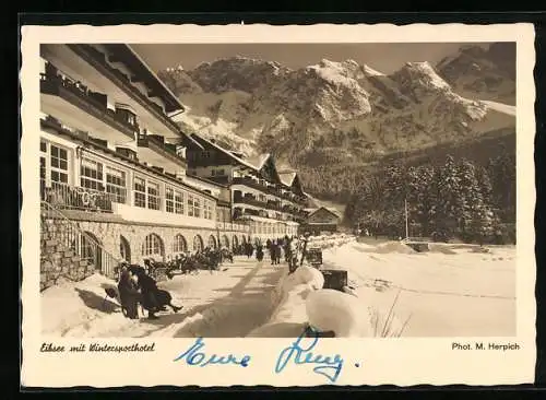 AK Eibsee, Besucher am Wintersporthotel, Bergblick