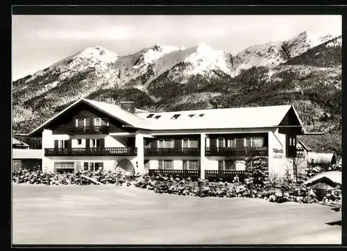 AK Wallgau b. Garmisch-Partenkirchen, Hotel garni und Pension Wallgauer-Hof gegen die Berge im Winter