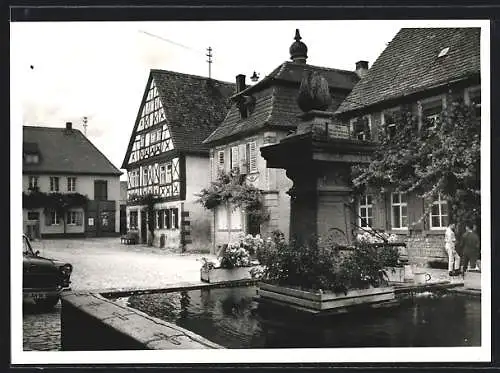 AK Prichsenstadt /Ufr., Ortspartie mit Brunnen