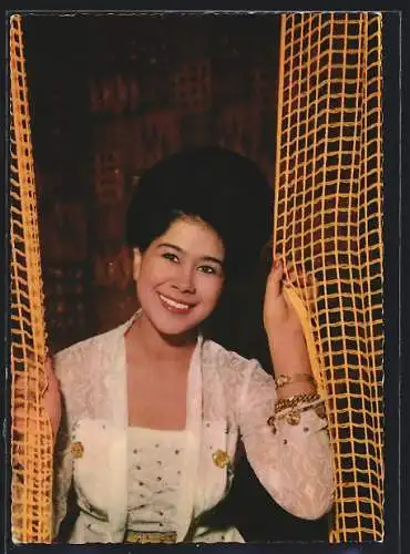 AK Musikerin Anneke Grönloh am Vorhang